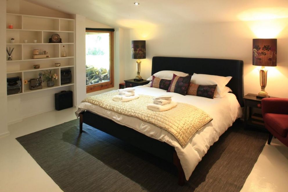 The Lakehouse Langford Barton, Ugborough, Devon - lakeside, pet friendly, lodge for rent with hot tub, swimming outdoors, pizza oven, bbq and wood burner