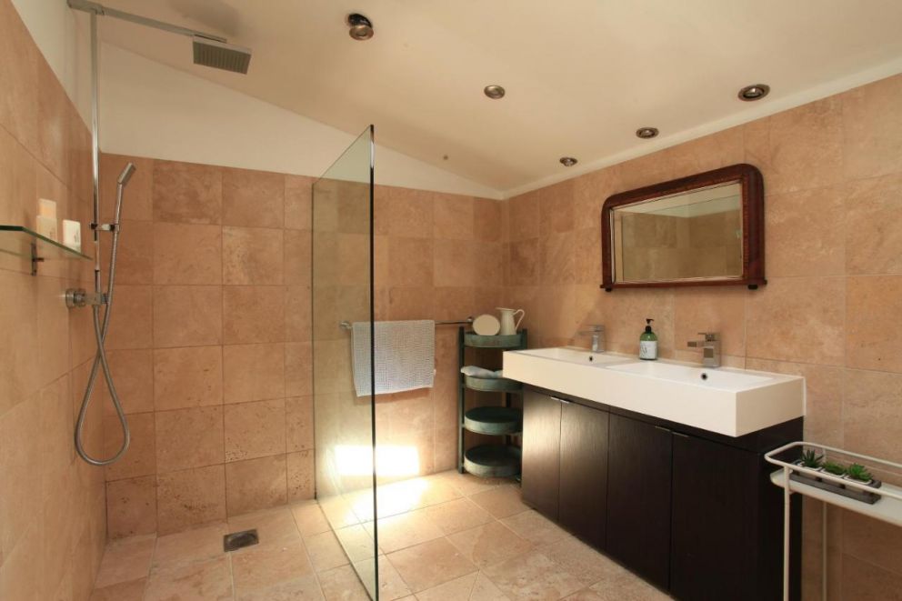 The Lakehouse Langford Barton, Ugborough, Devon - lakeside, pet friendly, lodge for rent with hot tub, swimming outdoors, pizza oven, bbq and wood burner