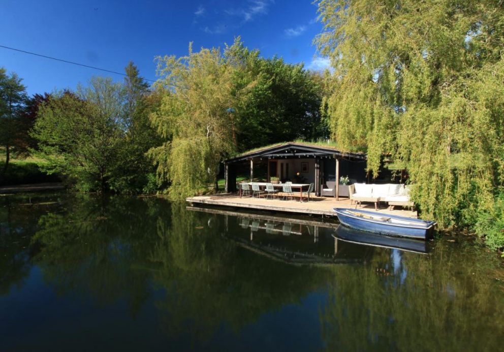 The Lakehouse Langford Barton, Ugborough, Devon - lakeside, pet friendly, lodge for rent with hot tub, swimming outdoors, pizza oven, bbq and wood burner