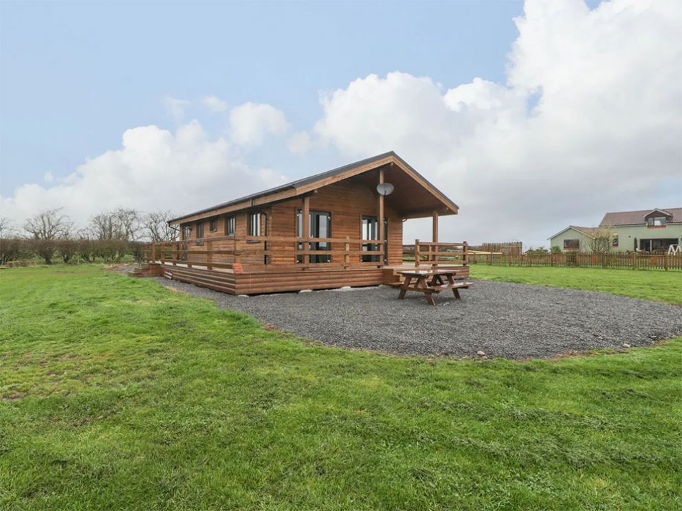 The Lodge at Crossroads Farm, Middlezoy, Somerset - pet friendly, holiday lodge for 6 guests, within an enclosed paddock