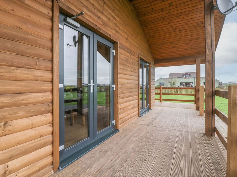 The Lodge at Crossroads Farm, Middlezoy, Somerset - pet friendly, holiday lodge for 6 guests, within an enclosed paddock