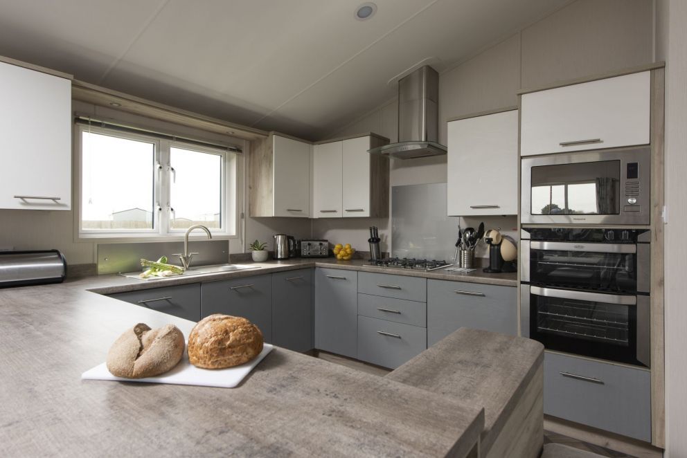 The Retreat, Newperran Heights hot tub lodge for hire by the sea. Dog friendly