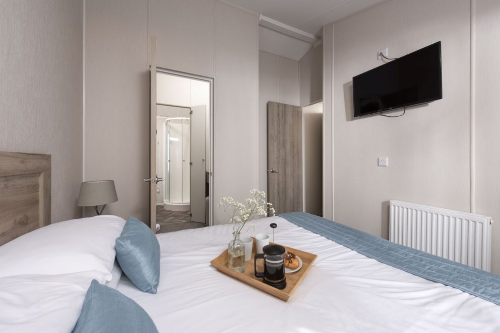 The Retreat, Newperran Heights hot tub lodge for hire by the sea. Dog friendly