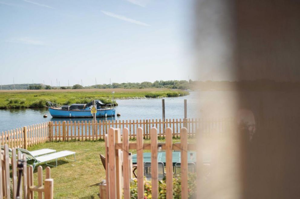 The Retreat - Waterfront & Log Burner