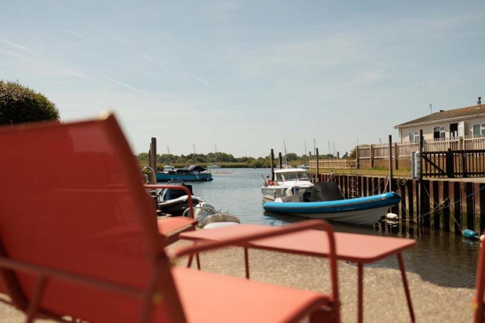 The Retreat - Waterfront & Log Burner