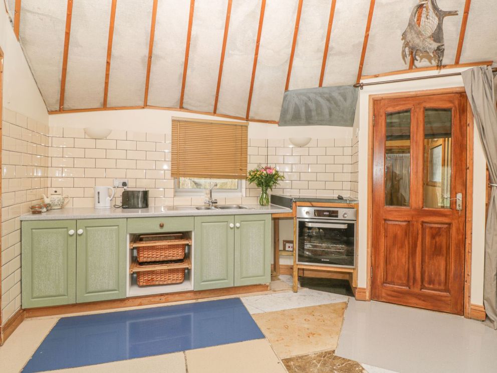 The Roundhouse - Somerset, lodge with wood burning stove for rent