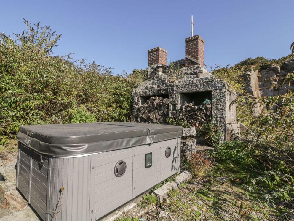 Tor Down Quarry Cornwall communal hot tub