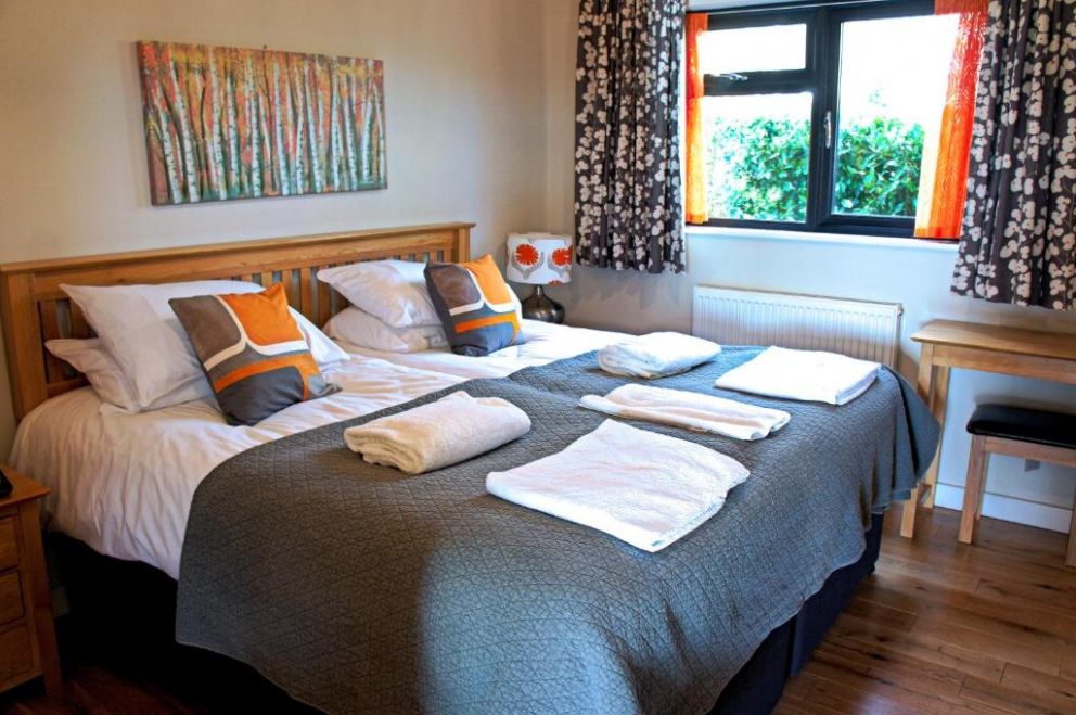 Tor Farm Lodge in Cheddar, Somerset - Lodge for rent with hot tub and seasonal outdoor swimming pool