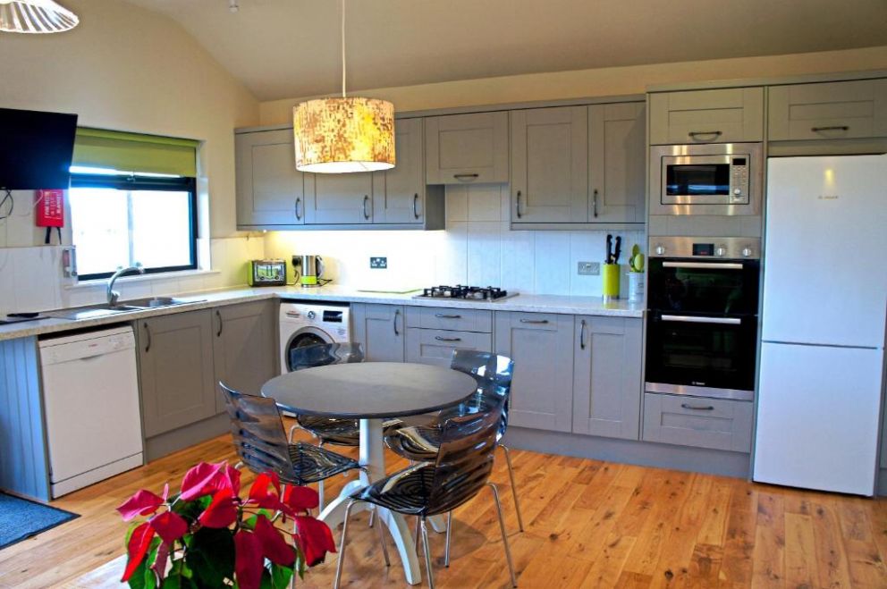 Tor Farm Lodge in Cheddar, Somerset - Lodge for rent with hot tub and seasonal outdoor swimming pool