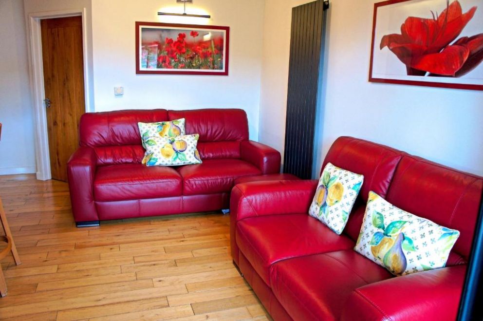 Tor Farm Lodge in Cheddar, Somerset - Lodge for rent with hot tub and seasonal outdoor swimming pool