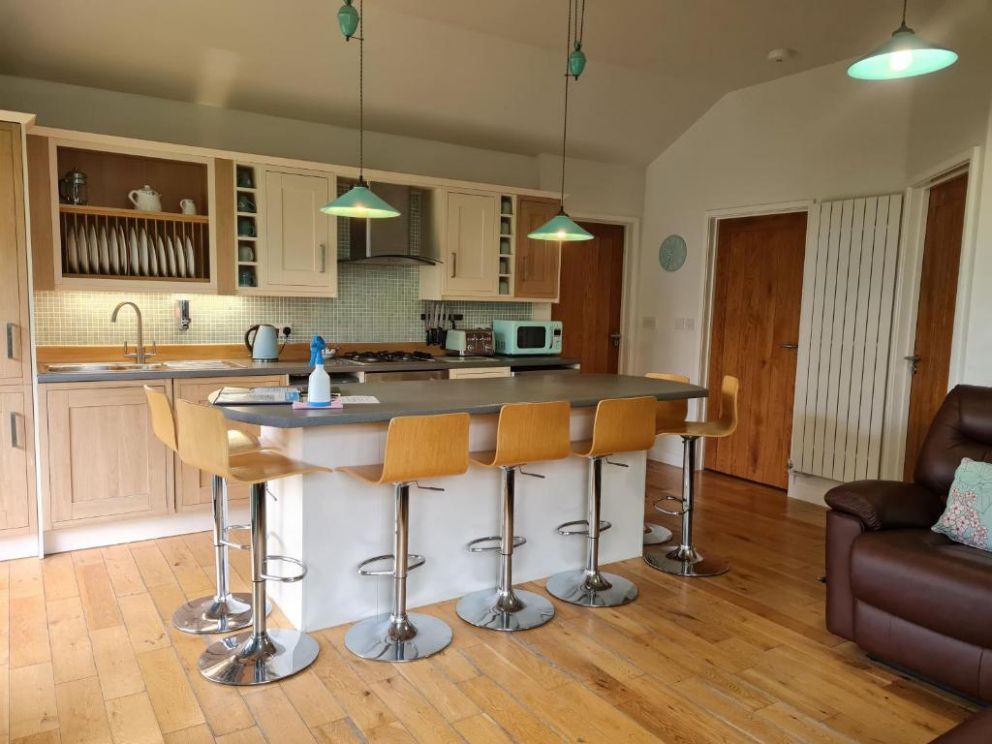 Tor Farm Lodge in Cheddar, Somerset - Lodge for rent with hot tub and seasonal outdoor swimming pool