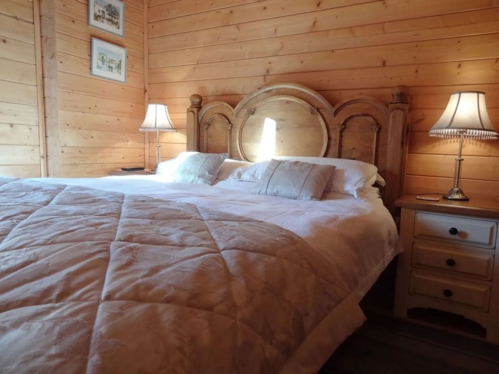 Valley Lodge, Oakfordbridge, Devon - pet friendly lodge for six guests