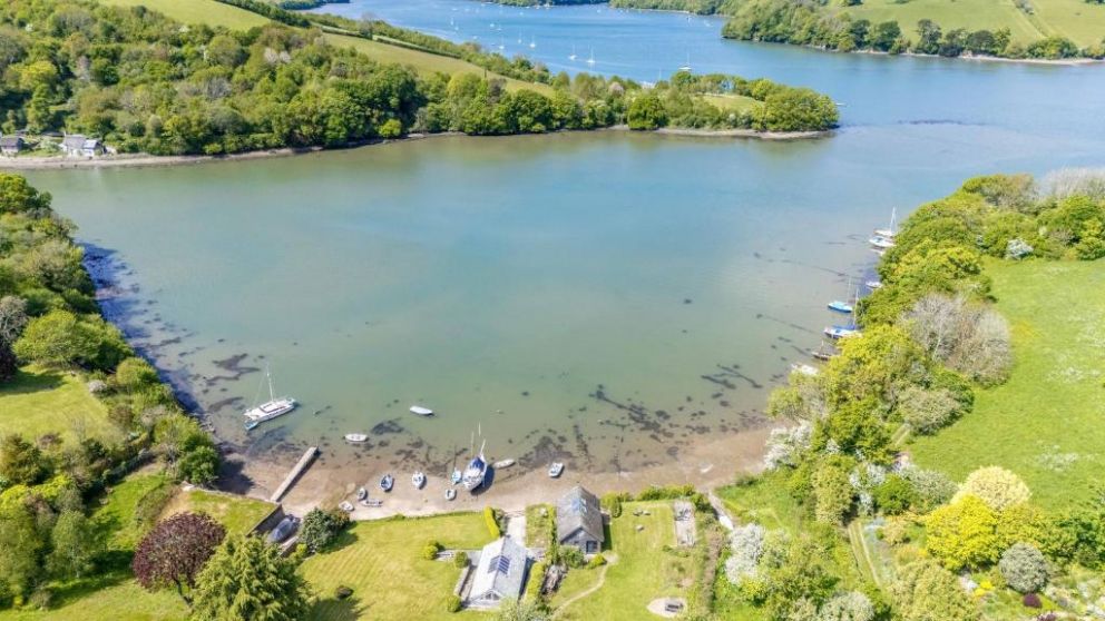 Water Edge Boathouse - On the River Dart