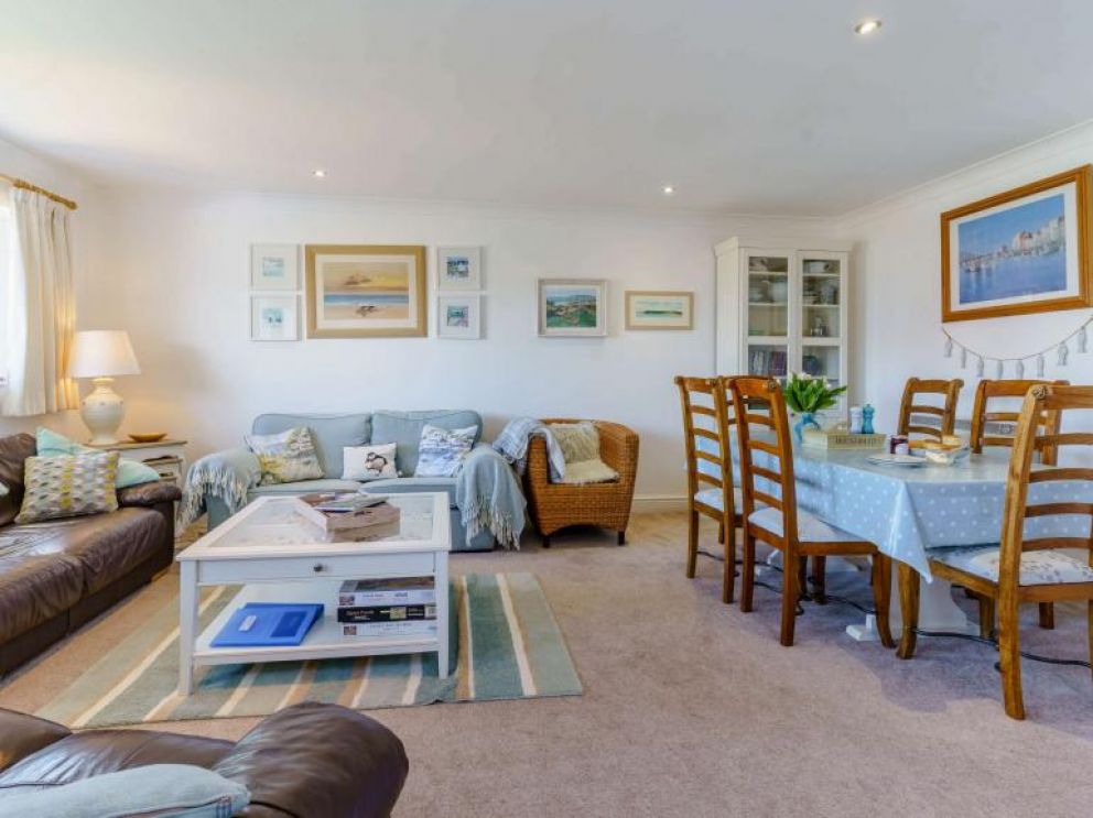 4 Dogs Welcome Seaside Lodge in Freshwater East, Pembrokeshire - for rent close to the beach