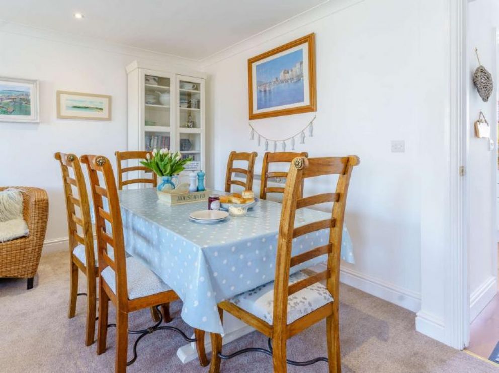 4 Dogs Welcome Seaside Lodge in Freshwater East, Pembrokeshire - for rent close to the beach