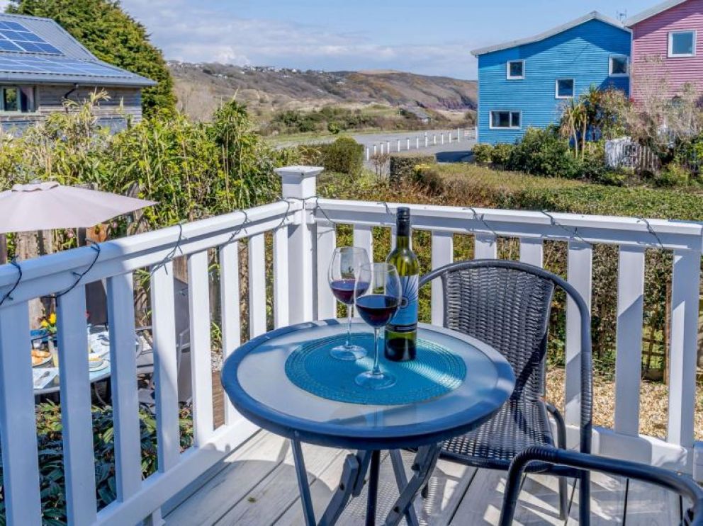 4 Dogs Welcome Seaside Lodge in Freshwater East, Pembrokeshire - for rent close to the beach