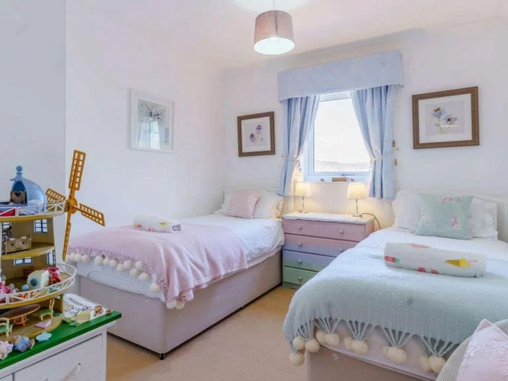 4 Dogs Welcome Seaside Lodge in Freshwater East, Pembrokeshire - for rent close to the beach