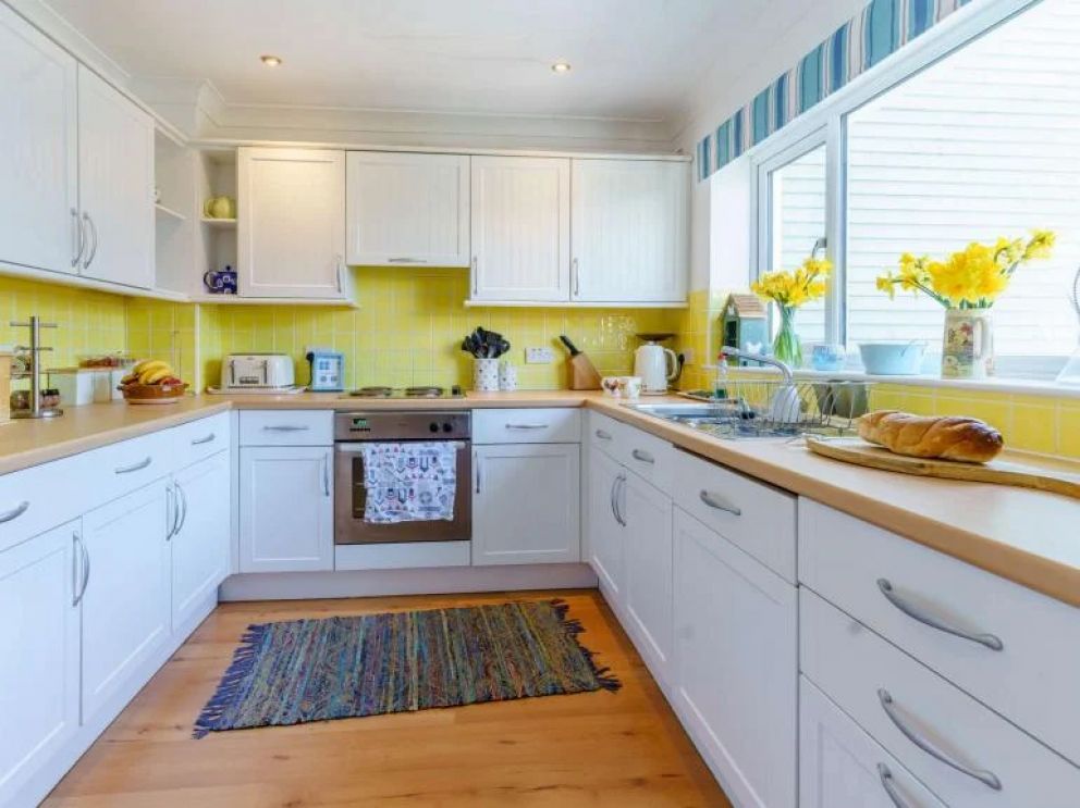 4 Dogs Welcome Seaside Lodge in Freshwater East, Pembrokeshire - for rent close to the beach