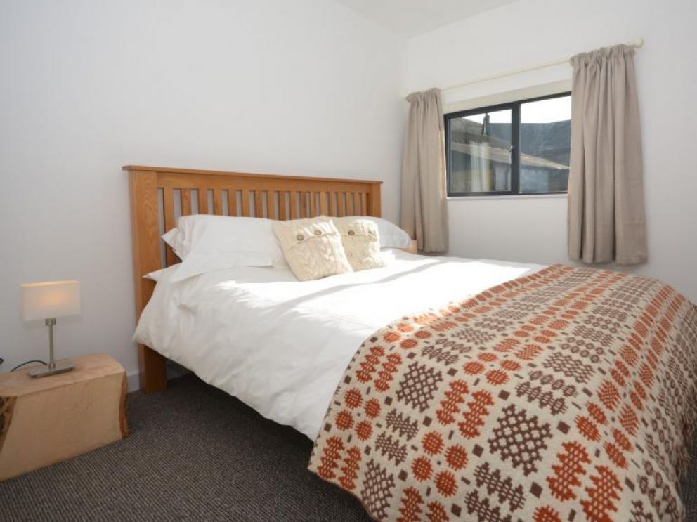 5 Dogs Welcome Cabin in Abergavenny - for rent dog friendly property for large groups in the Brecon Beacons