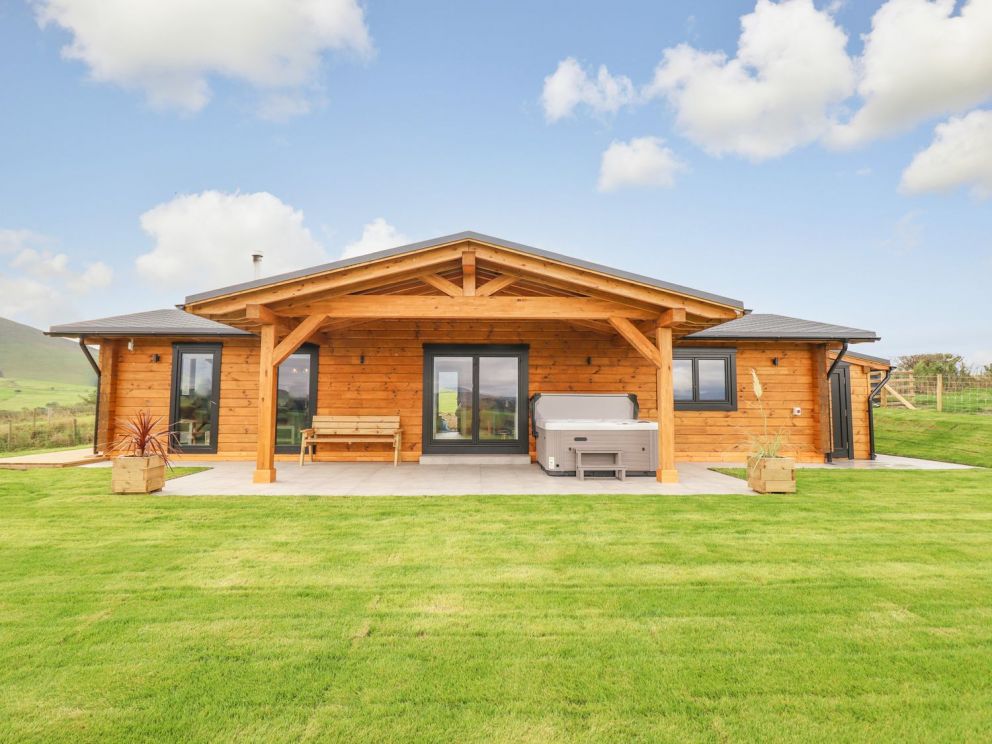 Bacheiddon Log Cabin, Machynlleth - Log cabin to rent with wood burner and hot tub