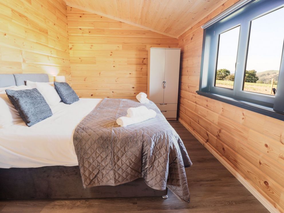 Bacheiddon Log Cabin, Machynlleth - Log cabin to rent with wood burner and hot tub