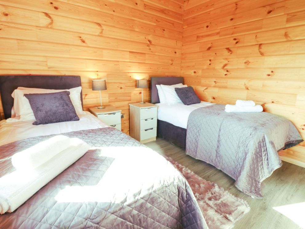 Bacheiddon Log Cabin, Machynlleth - Log cabin to rent with wood burner and hot tub