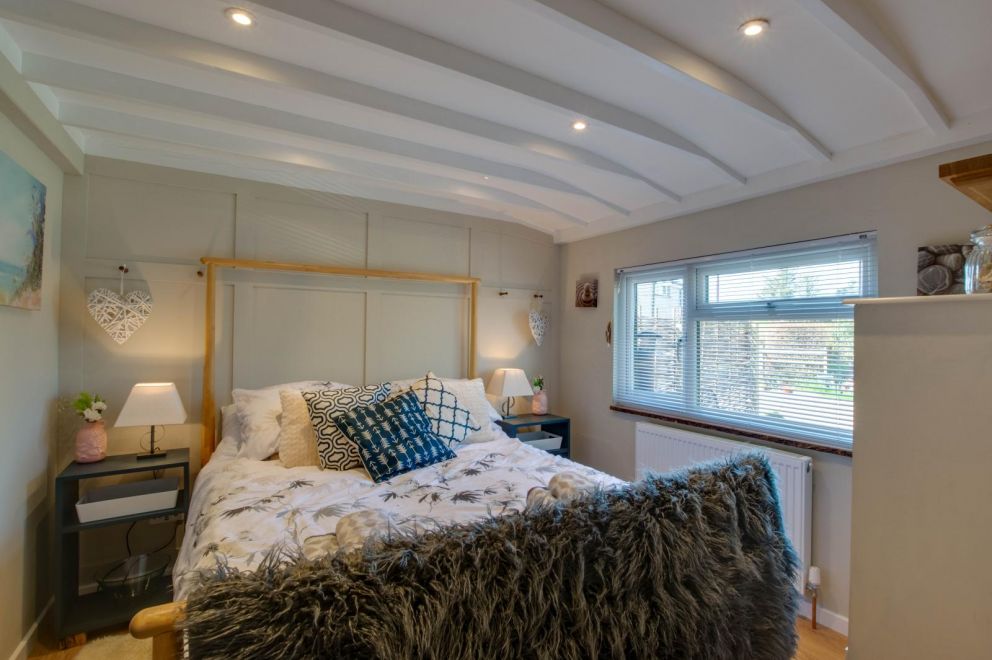 Bragdy Cabin, Dinas, Rurall Llyn Peninsula - pet friendly, with hot tub, romantic break in Gwynedd, Wales