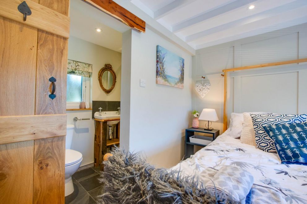 Bragdy Cabin, Dinas, Rurall Llyn Peninsula - pet friendly, with hot tub, romantic break in Gwynedd, Wales