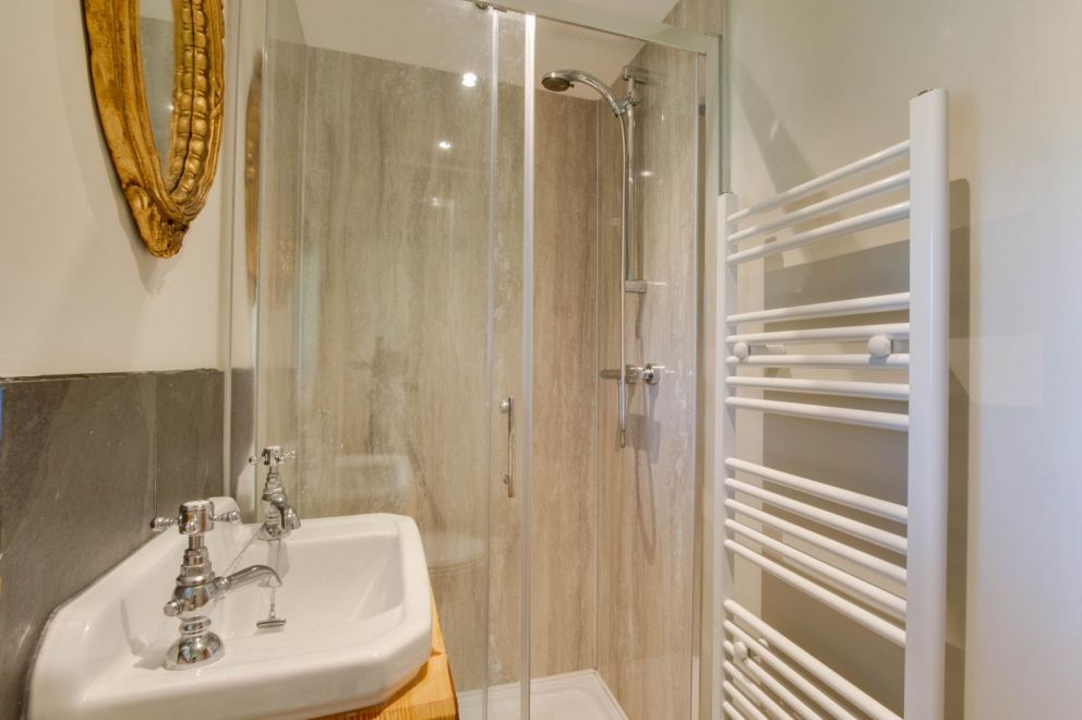 Bragdy Cabin, Dinas, Rurall Llyn Peninsula - pet friendly, with hot tub, romantic break in Gwynedd, Wales