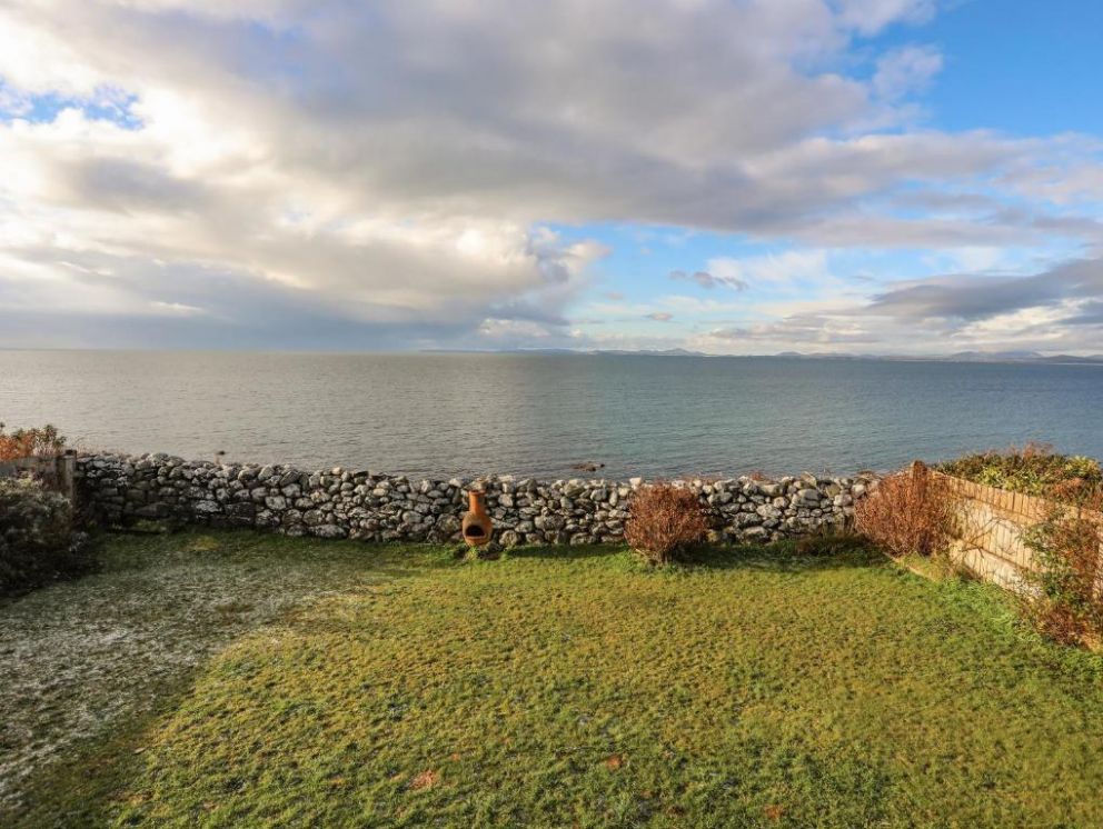 Bramble Bank, Harlech, Gwynedd -  pet friendly, holiday lodge, close to the beach, with sea views in Wales
