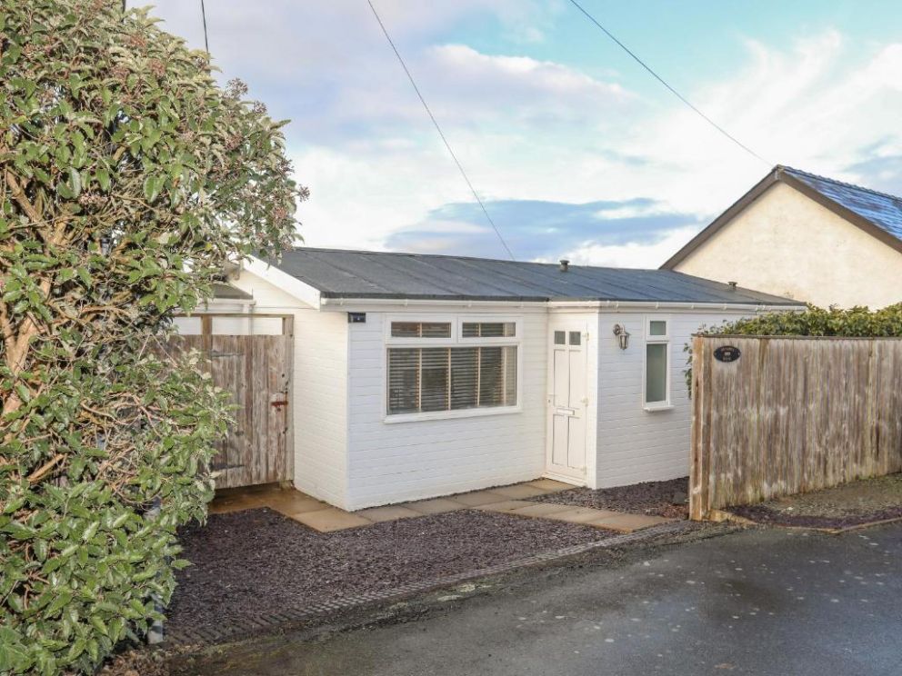 Bramble Bank, Harlech, Gwynedd -  pet friendly, holiday lodge, close to the beach, with sea views in Wales