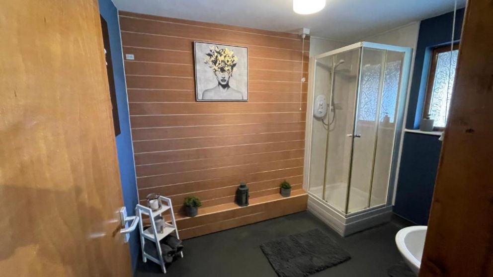 Bryn Bettws Lodge Pontrhydyfen, Port Talbot - wheelchair accessible, pet friendly accommodation and cabins for rent in Glamorgan, South Wales