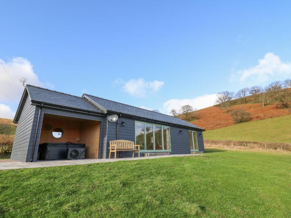Dol Blodau - pet friendly lodge with hot tub  in Powys
