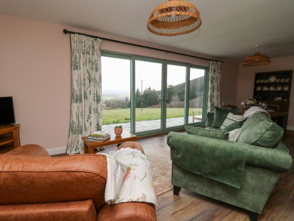 Dol Blodau - pet friendly lodge in Powys
