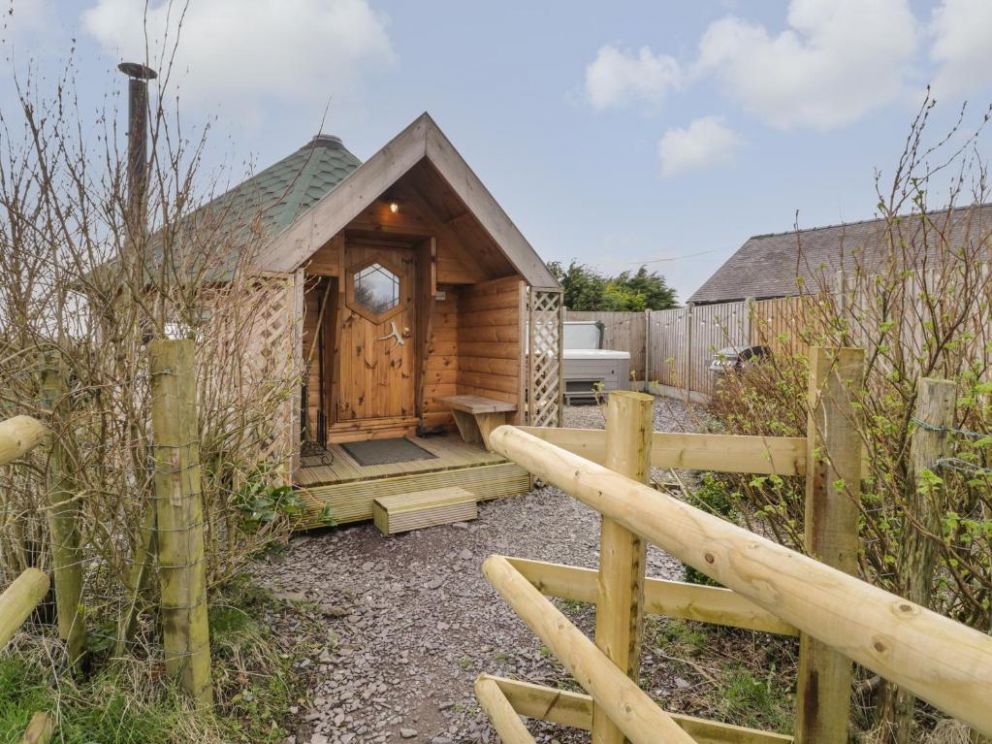 Dragon Pod, Rhosgadfan, Gwynedd - holiday lodge with hot tub, wood burning stove and gas barbecue in North Wales