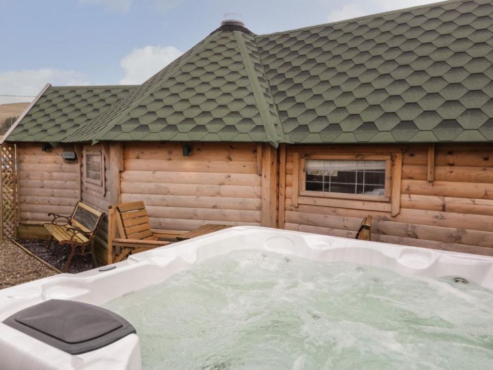 Dragon Pod, Rhosgadfan, Gwynedd - holiday lodge with hot tub, wood burning stove and gas barbecue in North Wales