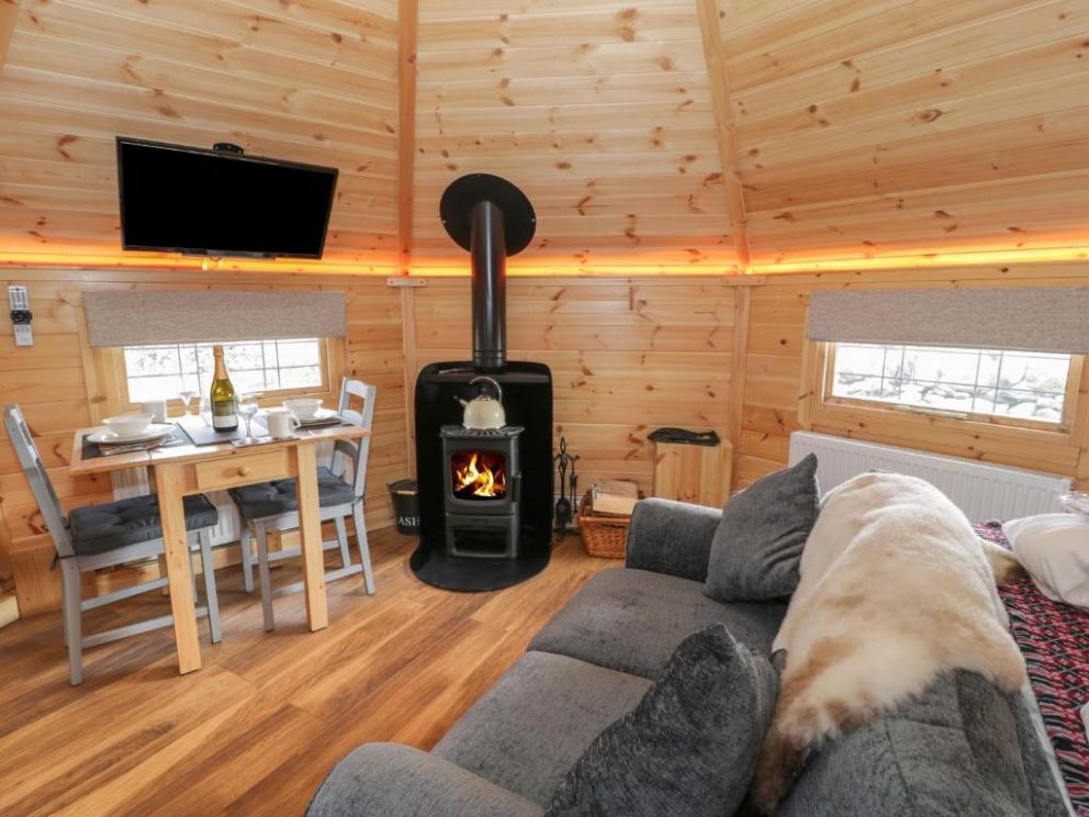 Dragon Pod, Rhosgadfan, Gwynedd - holiday lodge with hot tub, wood burning stove and gas barbecue in North Wales