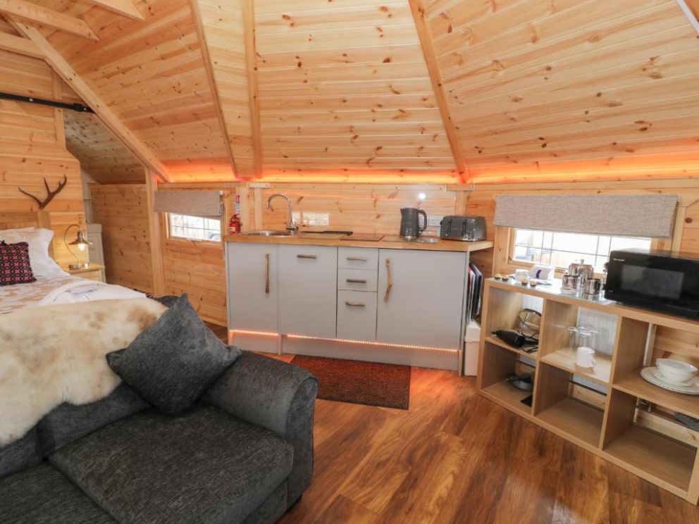 Dragon Pod, Rhosgadfan, Gwynedd - holiday lodge with hot tub, wood burning stove and gas barbecue in North Wales