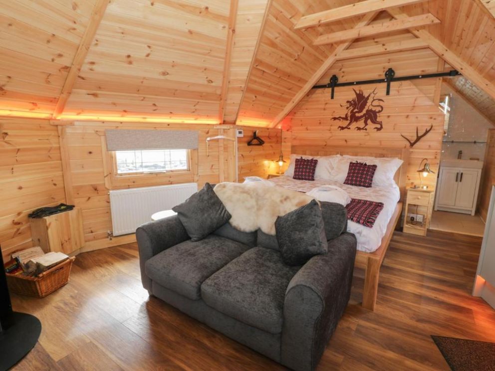 Dragon Pod, Rhosgadfan, Gwynedd - holiday lodge with hot tub, wood burning stove and gas barbecue in North Wales