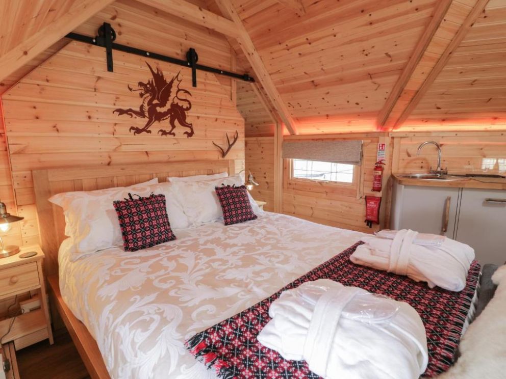 Dragon Pod, Rhosgadfan, Gwynedd - holiday lodge with hot tub, wood burning stove and gas barbecue in North Wales