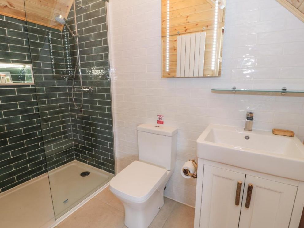 Dragon Pod, Rhosgadfan, Gwynedd - holiday lodge with hot tub, wood burning stove and gas barbecue in North Wales