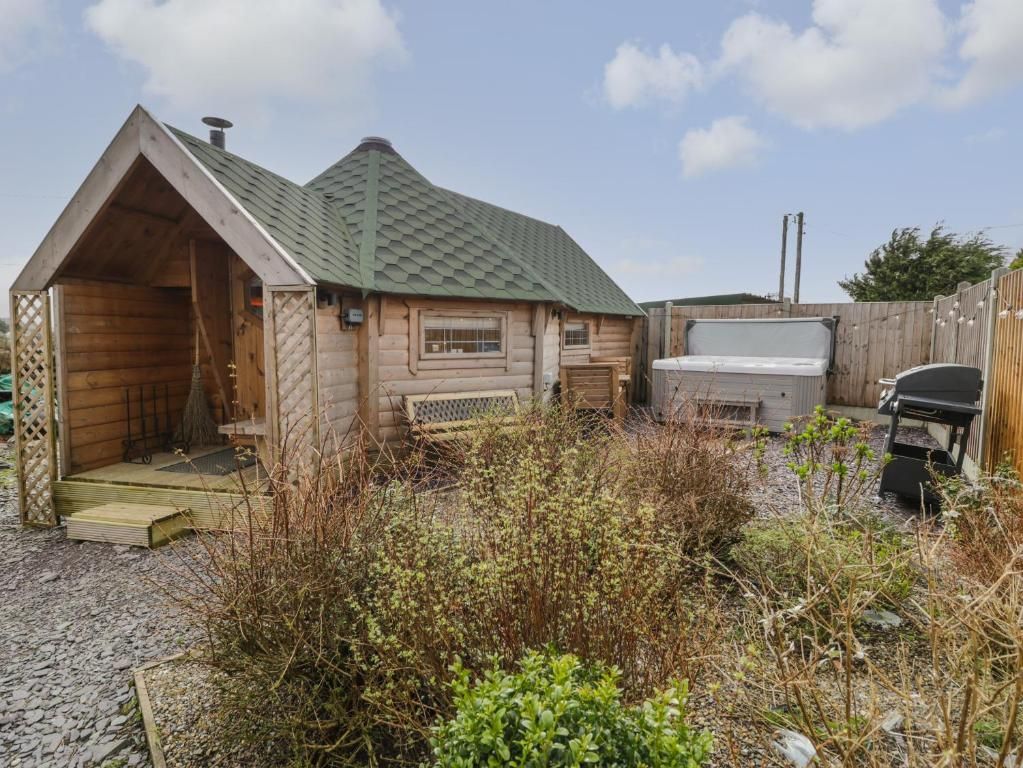 Dragon Pod Rhosgadfan near Waunfawr, Gwynedd Self Catering Holiday