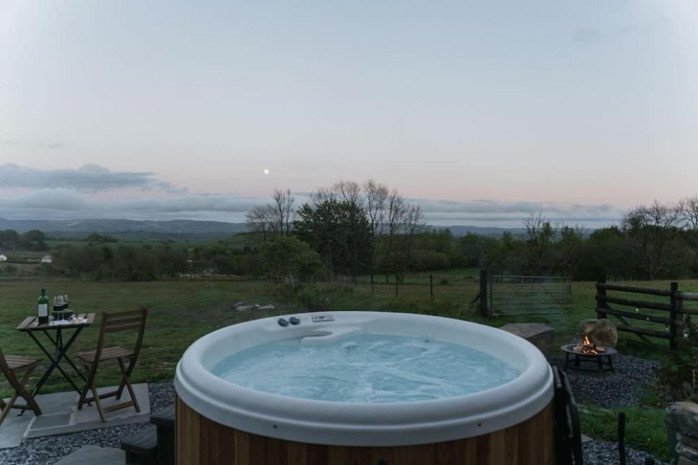 Dyffryn Ceri hot tub lodge West Wales
