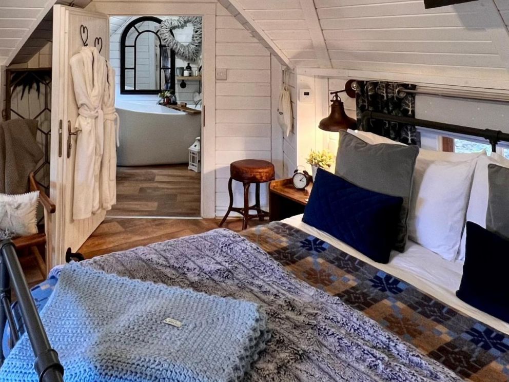 Ein Trysor Cudd Cabin, Ty Pencerrig, Pontsticill, Glamorgan - pet friendly lodge for rent, romantic break