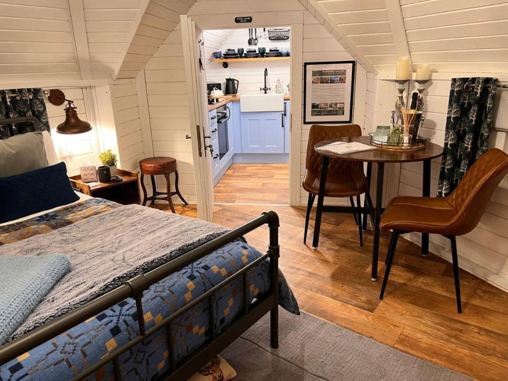 Ein Trysor Cudd Cabin, Ty Pencerrig, Pontsticill, Glamorgan - pet friendly lodge for rent, romantic break