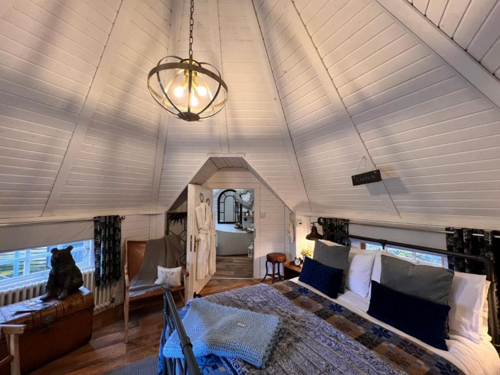 Ein Trysor Cudd Cabin, Ty Pencerrig, Pontsticill, Glamorgan - pet friendly lodge for rent, romantic break