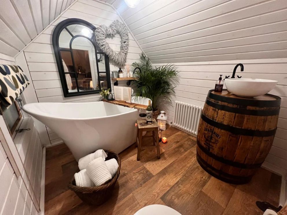 Ein Trysor Cudd Cabin, Ty Pencerrig, Pontsticill, Glamorgan - pet friendly lodge for rent, romantic break