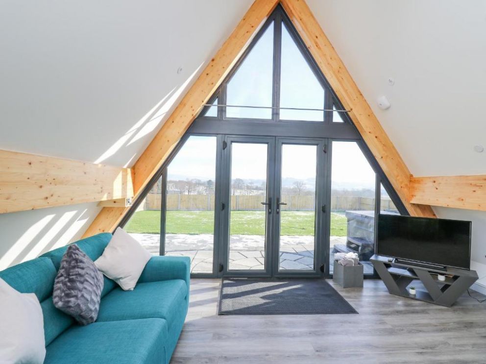 Elan Valley, Llandrindod Wells, Powys - a pet friendly lodge for rent with enclosed garden and a hot tub