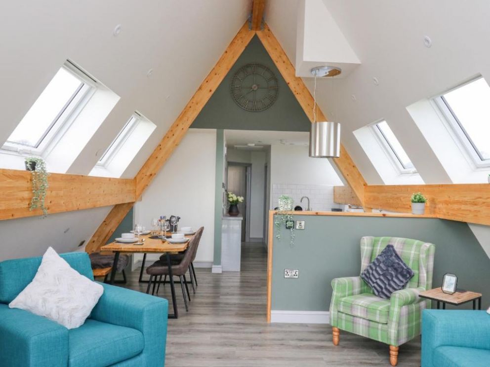 Elan Valley, Llandrindod Wells, Powys - a pet friendly lodge for rent with enclosed garden and a hot tub