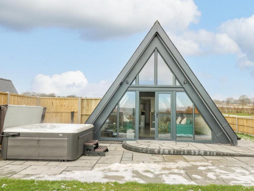 Elan Valley, Llandrindod Wells, Powys - a pet friendly lodge for rent with enclosed garden and a hot tub